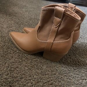 Universal Thread Tan Boots w Memory Foam
Item 20